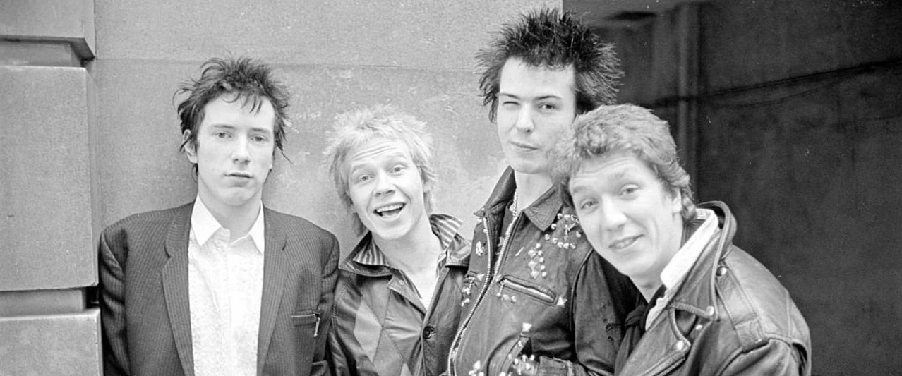 Фоновый кадр с франшизы Грязь и ярость. История Sex Pistols